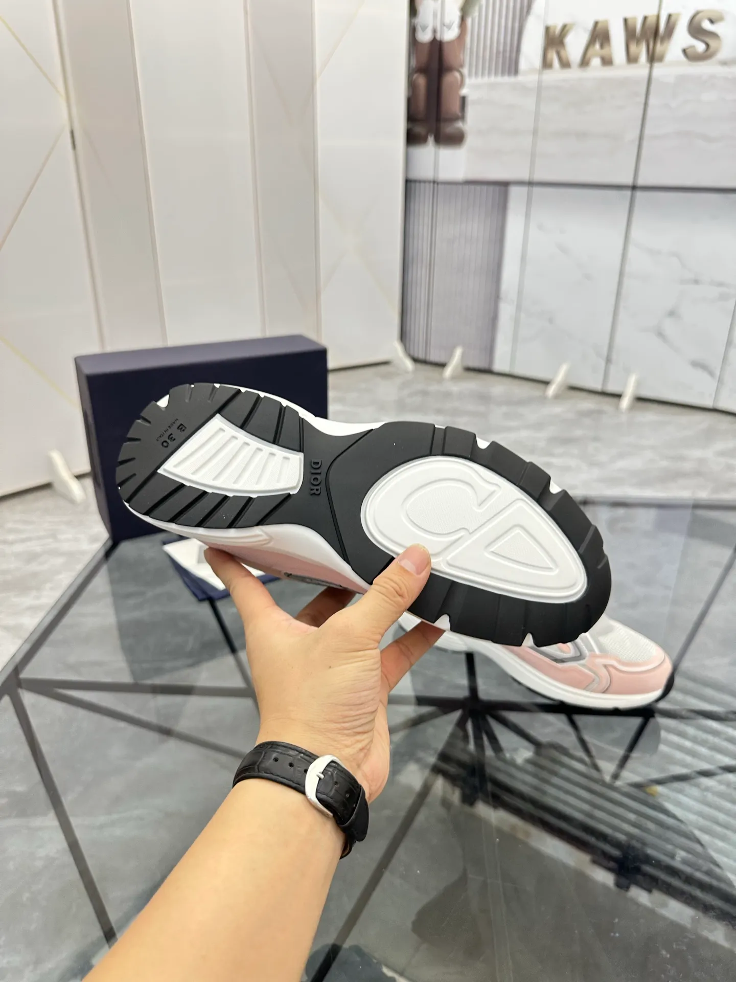Men's shoes: 💰P400¥ Available in Guangzhou Product trademark: Dior* "Dior*" low-top casual shoes Regular size: 35-46 (can be customized to 47) Couple style Product materials: Upper imported cowhide stitched with original fabric, breathable lining, ultra-light foam original outsole. No.: 007